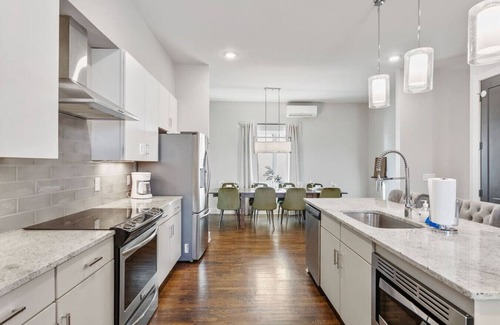 East Hill House | Rooftop Deck! Gorgeous Home, 3 Bdrs 3.5 Baths