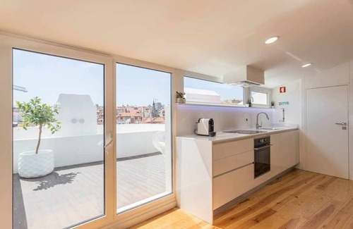 Principe Real Apartment | Rooftop Flat With Terrace & Amazing Sunset Views!