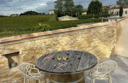 Saint-Christoly-Medoc Apartment | Rooftop gîte amidst the vines