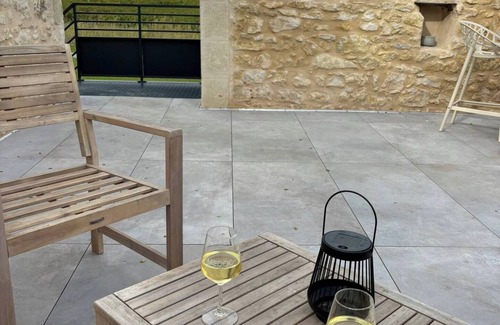 Saint-Christoly-Medoc Apartment | Rooftop gîte amidst the vines