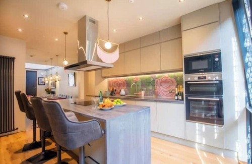 Manchester City Centre House | Rooftop Retreat | Historic views | Private Parking