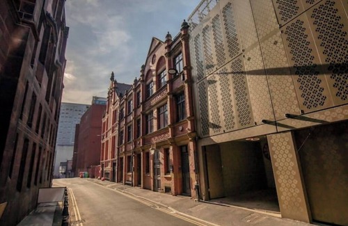 Manchester City Centre House | Rooftop Retreat | Historic views | Private Parking