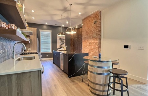 Cherokee Triangle House | Rooftop w/4 Suites @ Bungalou + Bourbon Bar + Gameyard