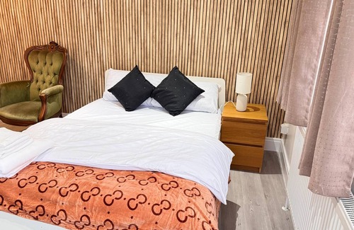 Redbridge House | Room 2: Modern Double Room with En-Suite in Ilford, London