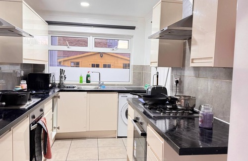 Redbridge House | Room 2: Modern Double Room with En-Suite in Ilford, London