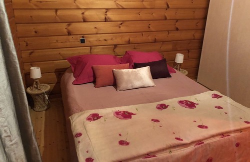 Valpaja House | Room 3 violet 2 adults