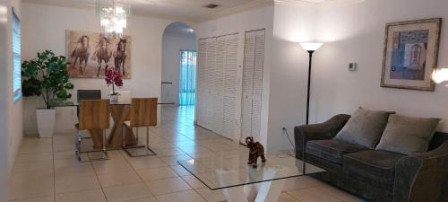 Westgate House | Room 5 minutes from PBI Airport