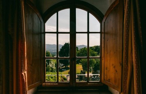 San Donato in Fronzano Apartment | Room '69 H Fattoria Degli Usignoli Doppia' with Shared Pool, Wi-Fi and Air Conditioning