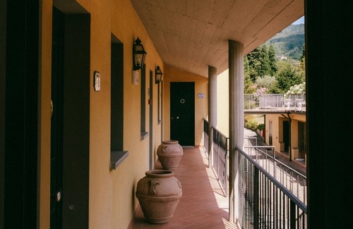 San Donato in Fronzano Apartment | Room '69 H Fattoria Degli Usignoli Doppia' with Shared Pool, Wi-Fi and Air Conditioning