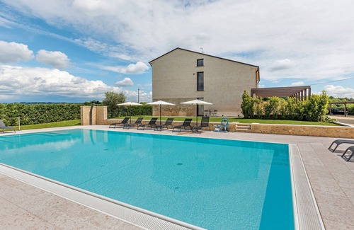 Castelnuovo del Garda Apartment | Room 'Agr Casa Pezzo Doppia 1 Piano' with Shared Pool, Wi-Fi and Air Conditioning