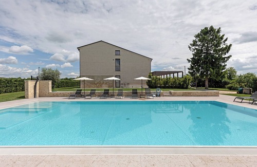 Castelnuovo del Garda Apartment | Room 'Agr Casa Pezzo Doppia 1 Piano' with Shared Pool, Wi-Fi and Air Conditioning