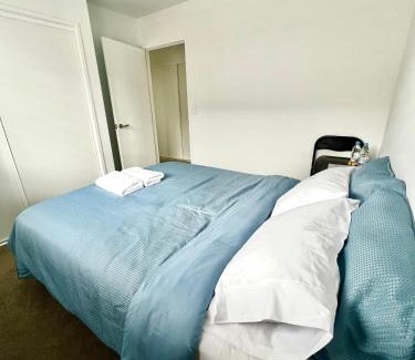 Waikuku House | Room and Private Bathroom in Woodend