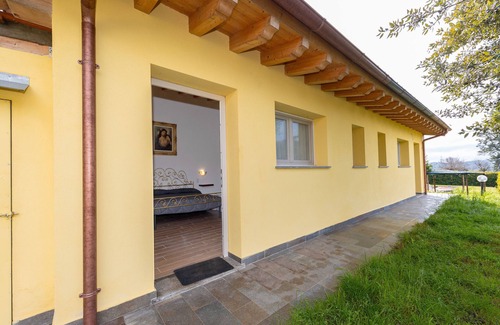 Massa Marittima Apartment | Room 'Camera 1' with Shared Pool, Shared Garden and Air Conditioning