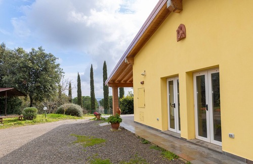 Massa Marittima Apartment | Room 'Camera 1' with Shared Pool, Shared Garden and Air Conditioning