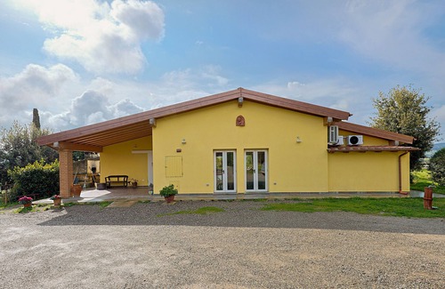 Massa Marittima Apartment | Room 'Camera 1' with Shared Pool, Shared Garden and Air Conditioning