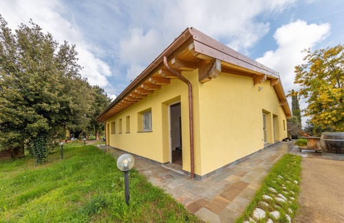 Massa Marittima Apartment | Room 'Camera 2' with Shared Pool, Shared Garden and Air Conditioning