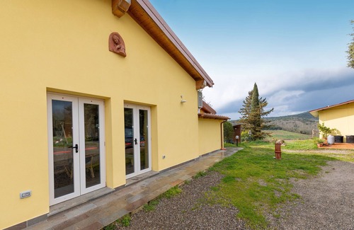 Massa Marittima Apartment | Room 'Camera 2' with Shared Pool, Shared Garden and Air Conditioning