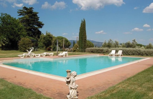 Massa Marittima Apartment | Room 'Camera 3' with Shared Pool, Shared Garden and Air Conditioning