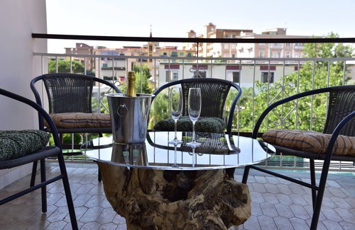 Ercolano Apartment | Room 'Camera Familiare Panoramica' with Mountain View, Wi-Fi and Air Conditioning