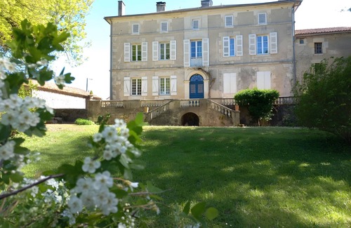 Savignac-les-Eglises Apartment | Room 'Exotique' with Shared Terrace, Shared Garden and Wi-Fi