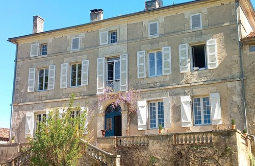 Savignac-les-Eglises Apartment | Room 'Exotique' with Shared Terrace, Shared Garden and Wi-Fi
