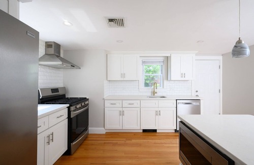 Braintree House | Room for rent in newly renovated suburban home. Close to Hwy/MBTA and hospitals
