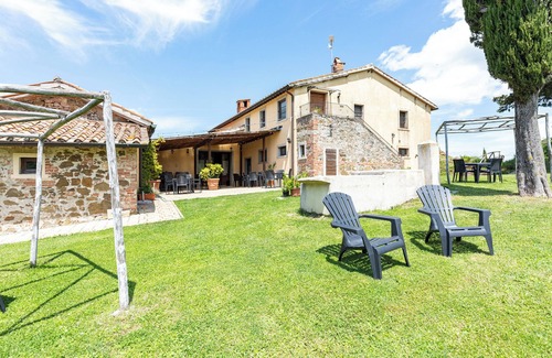 Chianciano Terme Apartment | Room 'Girasole' with Mountain View, Shared Pool and Wi-Fi