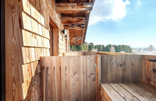 Villandro Apartment | Room 'Grün' with Shared Terrace, Shared Garden and Wi-Fi