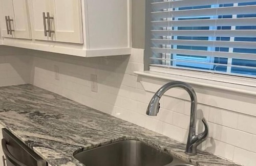 Huntsville Cottage | Room in a shared cottage near University Plaza Shopping Center