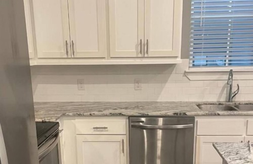 Huntsville Cottage | Room in a shared cottage near University Plaza Shopping Center