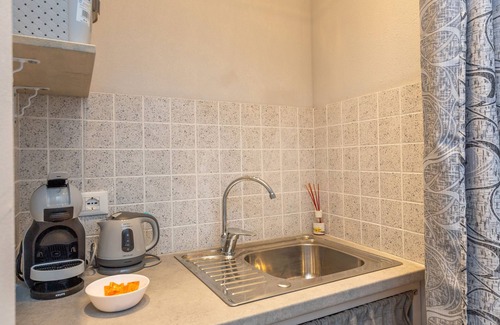 Montescudaio Apartment | Room 'L'incanto' with Private Garden