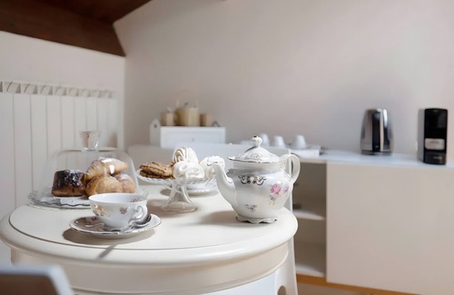 Vicoforte Apartment | Room 'Maria' with Shared Terrace, Wi-Fi and Air Conditioning