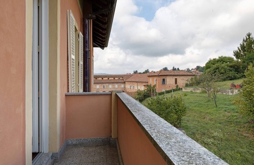 Vicoforte Apartment | Room 'Maria' with Shared Terrace, Wi-Fi and Air Conditioning