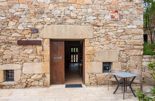 San Juan de Gredos Apartment | Room 'Morezón Y Terraza' with Mountain View, Private Terrace and Wi-Fi
