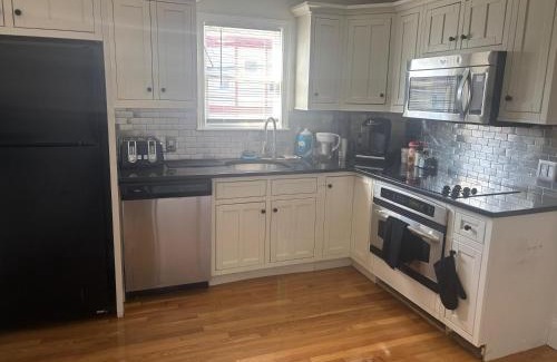 Dorchester House | Room Near South Bay Mall & Andrew Train Station