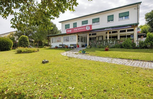 Castro Daire Apartment | Room 'Quarto 3 - Jorge Galinheiro' with Mountain View, Shared Garden and Wi-Fi