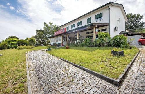 Castro Daire Apartment | Room 'Quarto 7 - Jorge Galinheiro' with Mountain View, Shared Garden and Wi-Fi