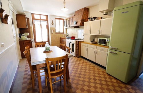 Treigny Other | Room rental Bienvenue chez Mémé chambre de Georges