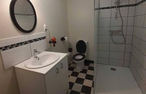 Treigny Other | Room rental Bienvenue chez Mémé chambre de Georges