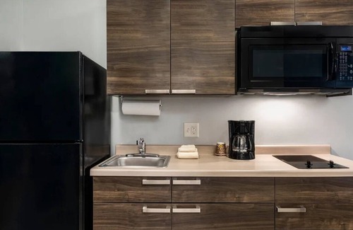 Rogers Hotel | Room w/Kitchen & Breakfast in Bed Option near Cole Mountain Bike Preserve