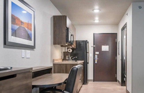 Rogers Hotel | Room w/Kitchen, Pet-Friendly – 5 Mins to Coler Mountain Bike Preserve