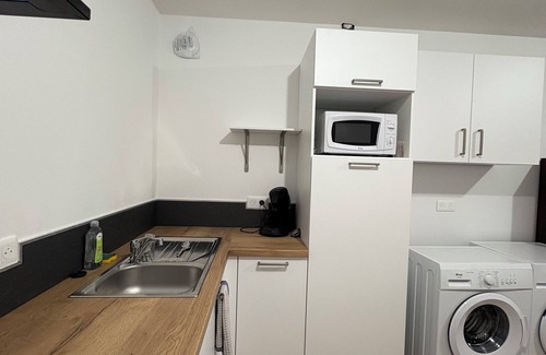 Saintes Bed & Breakfast | Room with bathroom and toilet in shared apartment, kitchen