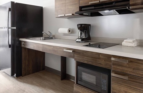 Garner Hotel | Room with Kitchen Close to White Deer Park Nature Center & Raleigh Attractions!