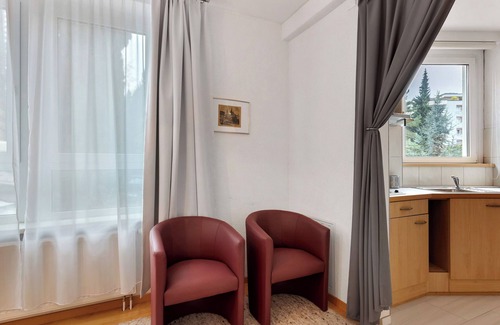 Kreuzlingen Apartment | 'Room with Kitchenette Rosenbaum' with Shared Garden and Wi-Fi