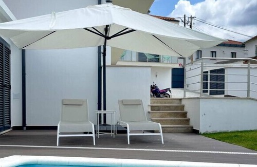 Penacova House | Room with nature motive and pool
