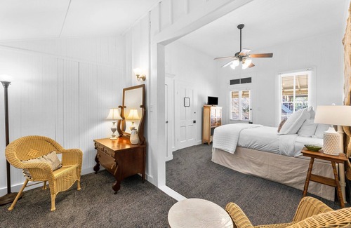 Comfort Hotel | Room with One Queen Bed, microwave, mini-fridge and porch