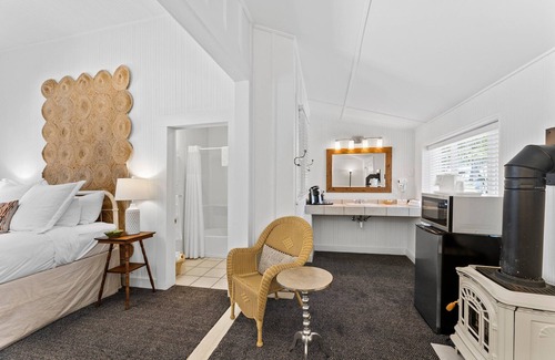 Comfort Hotel | Room with One Queen Bed, microwave, mini-fridge and porch