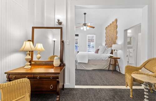 Comfort Hotel | Room with One Queen Bed, microwave, mini-fridge and porch