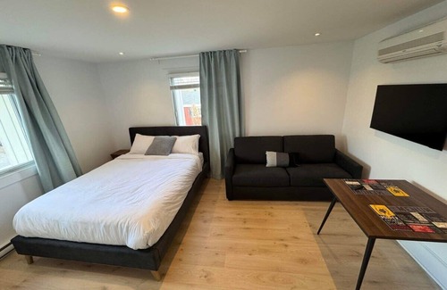 Bromont Hotel | Room with private bathroom