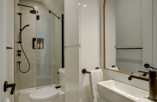 Bromont Hotel | Room with private bathroom